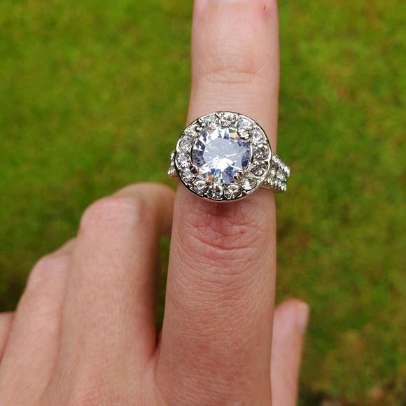 Refracting Light Round Cut Diamond Gem Ring Size 7 - Picture 3 of 10